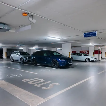 Cozy And Sunny With Free Parking Sky Park * Bratislava