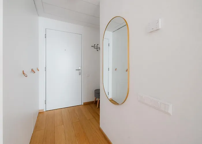 Cozy And Sunny With Free Parking Sky Park